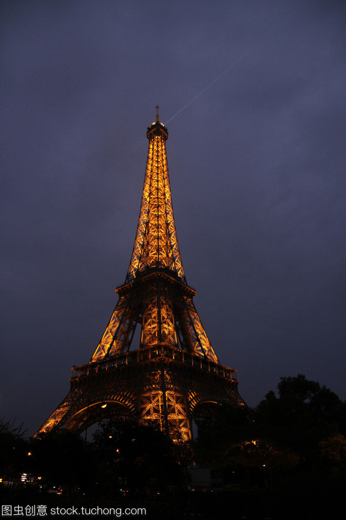 埃菲尔铁塔 钢铁时代的地标与钢管塔典范